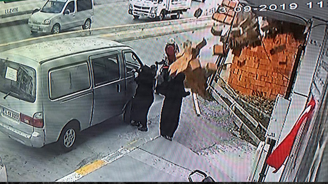 İnşaattaki tuğlalar kadının üzerine böyle düştü