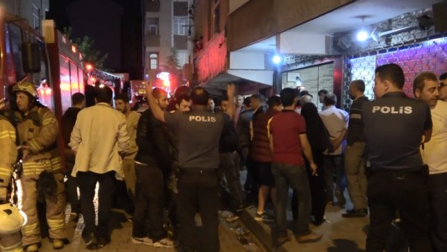 Sultangazi’de 6 katlı bir binanın çatı katında yangın çıktı