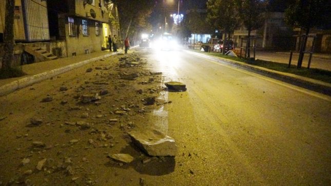 Sultangazi’de hafriyat kamyonu tehlike saça saça ilerledi