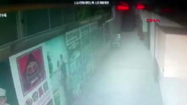 Sultangazi’de cep telefonu hırsızlarının kaçışı kamerada