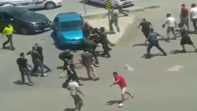 Sultangazi’de kaza Sonrası 2 grup birbirine girdi